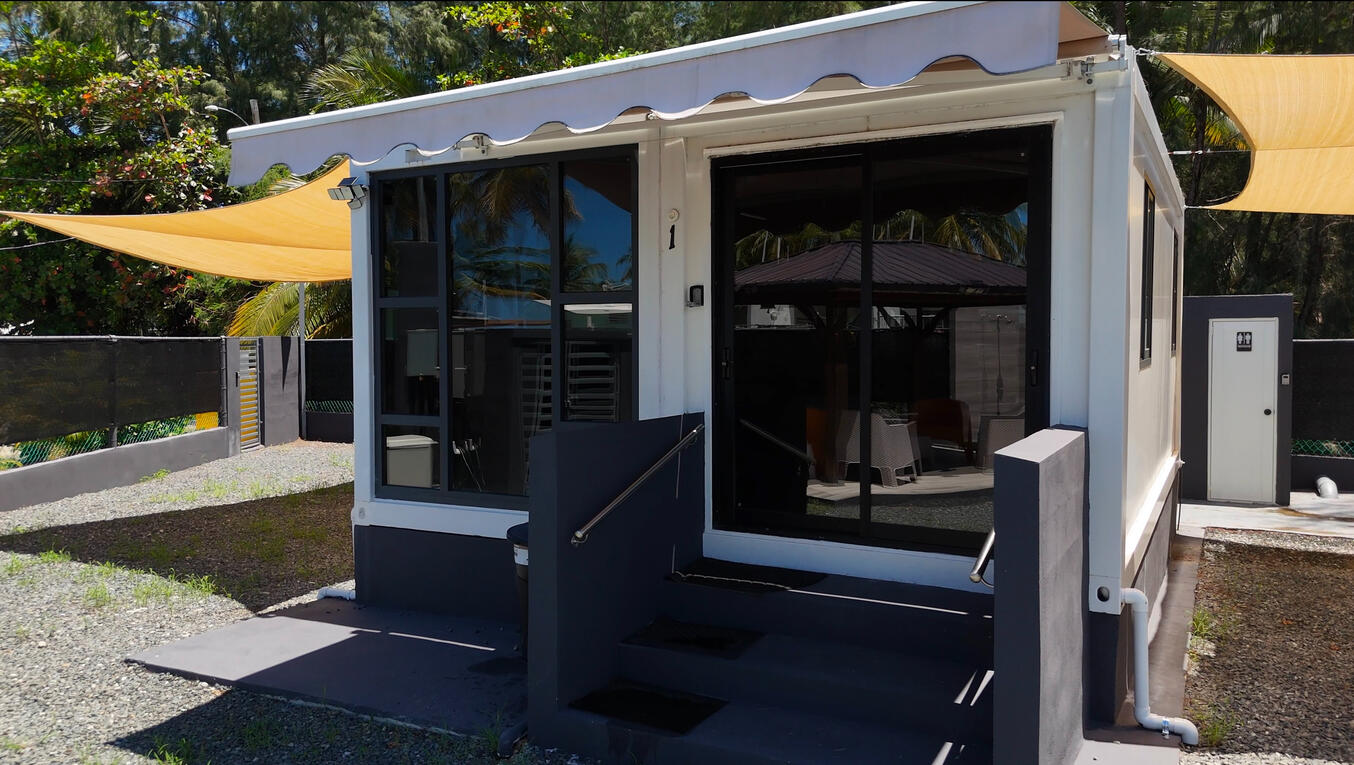 Vista exterior frontal del contenedor 2 / Front outside view of Container Unit 2