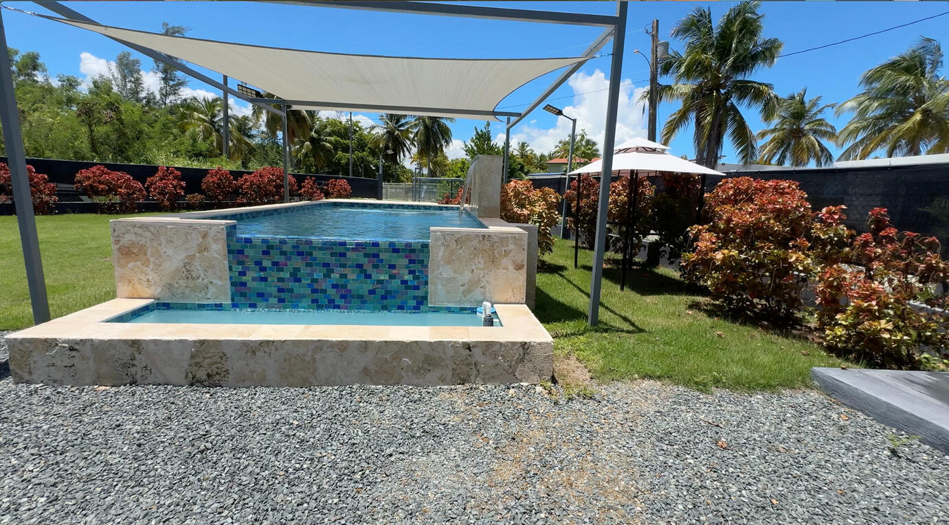 Vista a la piscina 1 / Pool view 1