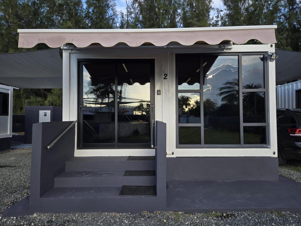 Vista frontal exterior de la Unidad de Contenedor 2 / Front exterior view of Container Unit 2