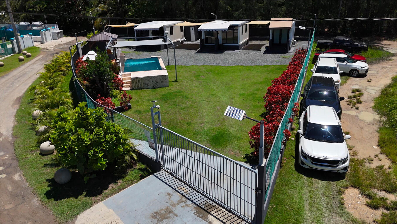 Entrada privada con portón / Private gated entrance