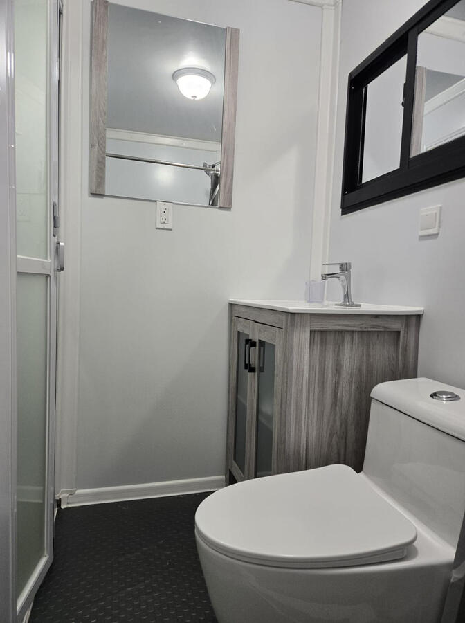 Inodoro en funcionamiento con conexión a plomería en ambas unidades / Fully functioning toilet with plumbing in both units