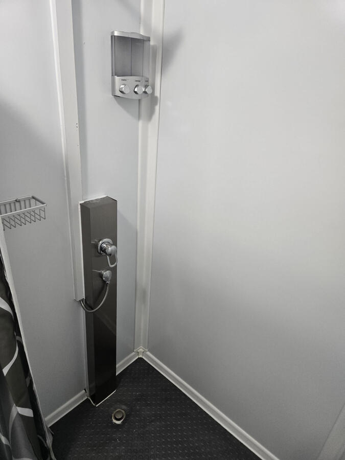 Ducha completamente funcional en ambas unidades / Fully functioning shower in both units